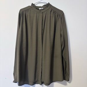 Uniqlo Olive Green Men's Casual Button Down Shirt